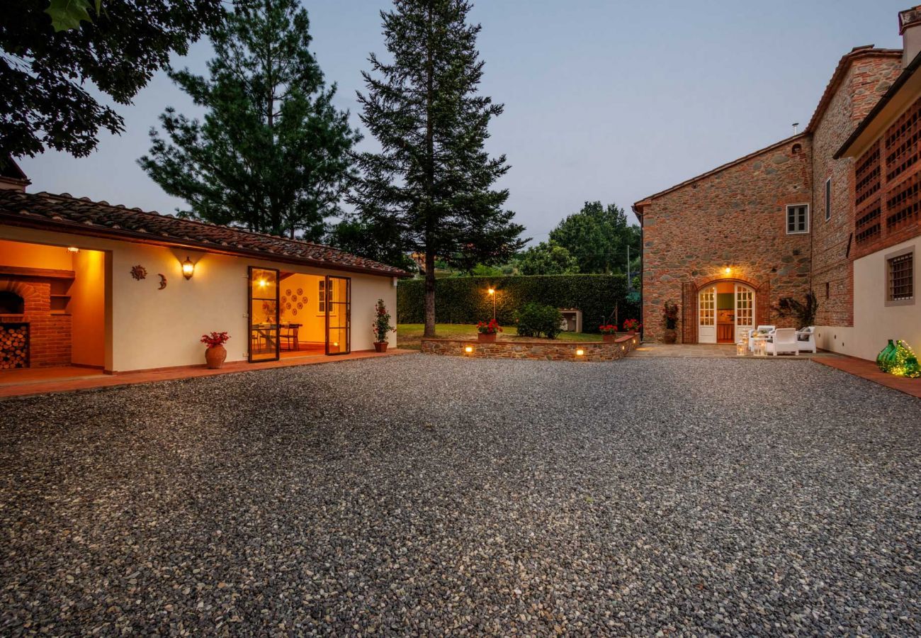 Villa a Gragnano - Villa Papari, Smart Convenient Farmhouse on the Lucca Hills