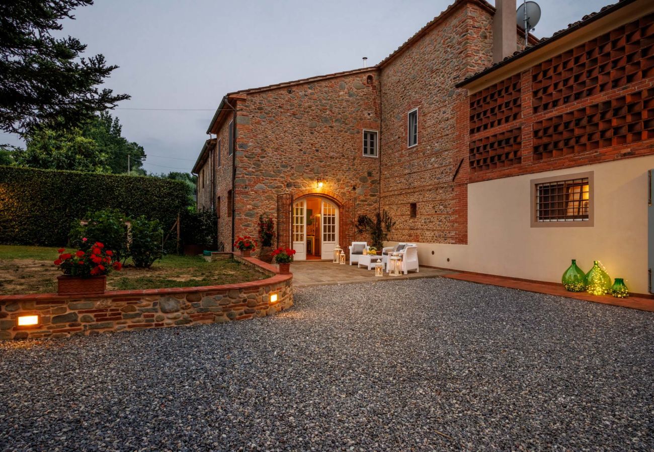 Villa a Gragnano - Villa Papari, Smart Convenient Farmhouse on the Lucca Hills