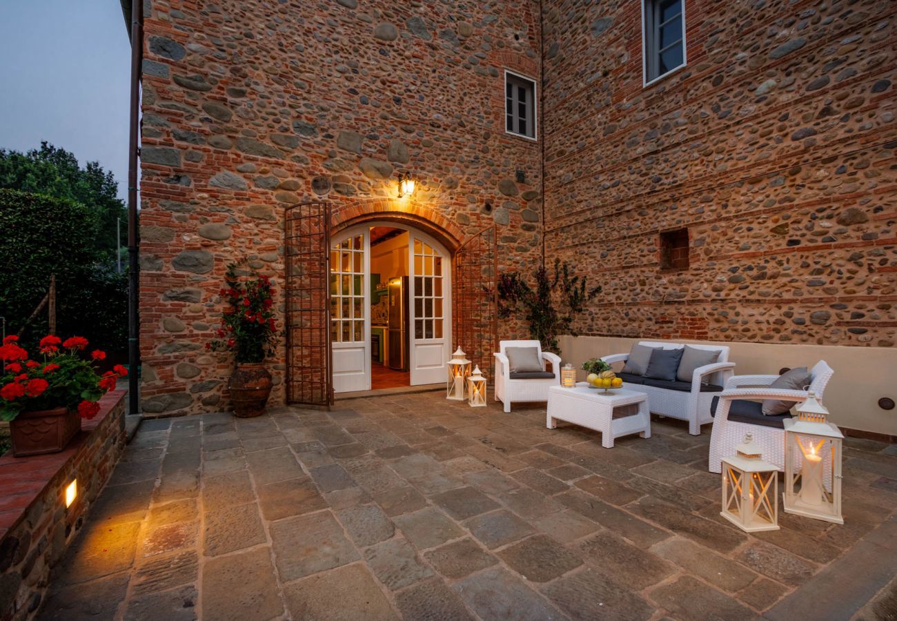 Villa a Gragnano - Villa Papari, Smart Convenient Farmhouse on the Lucca Hills