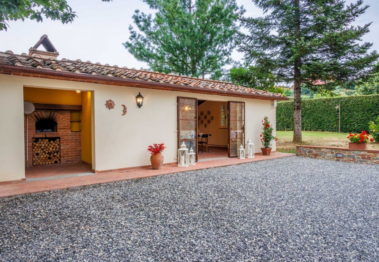 Villa a Gragnano - Villa Papari, Smart Convenient Farmhouse on the Lucca Hills