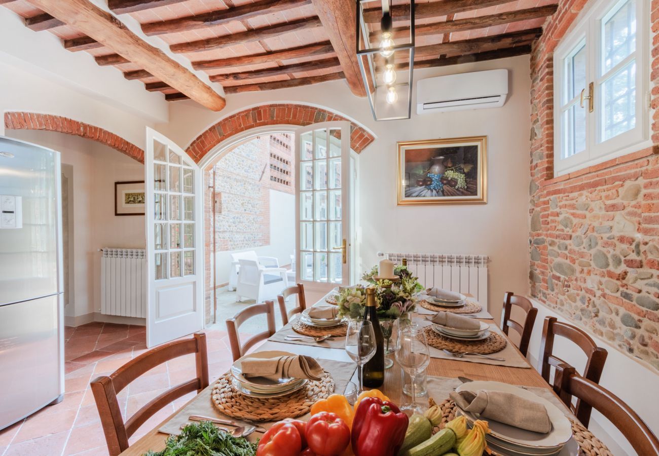 Villa a Gragnano - Villa Papari, Smart Convenient Farmhouse on the Lucca Hills