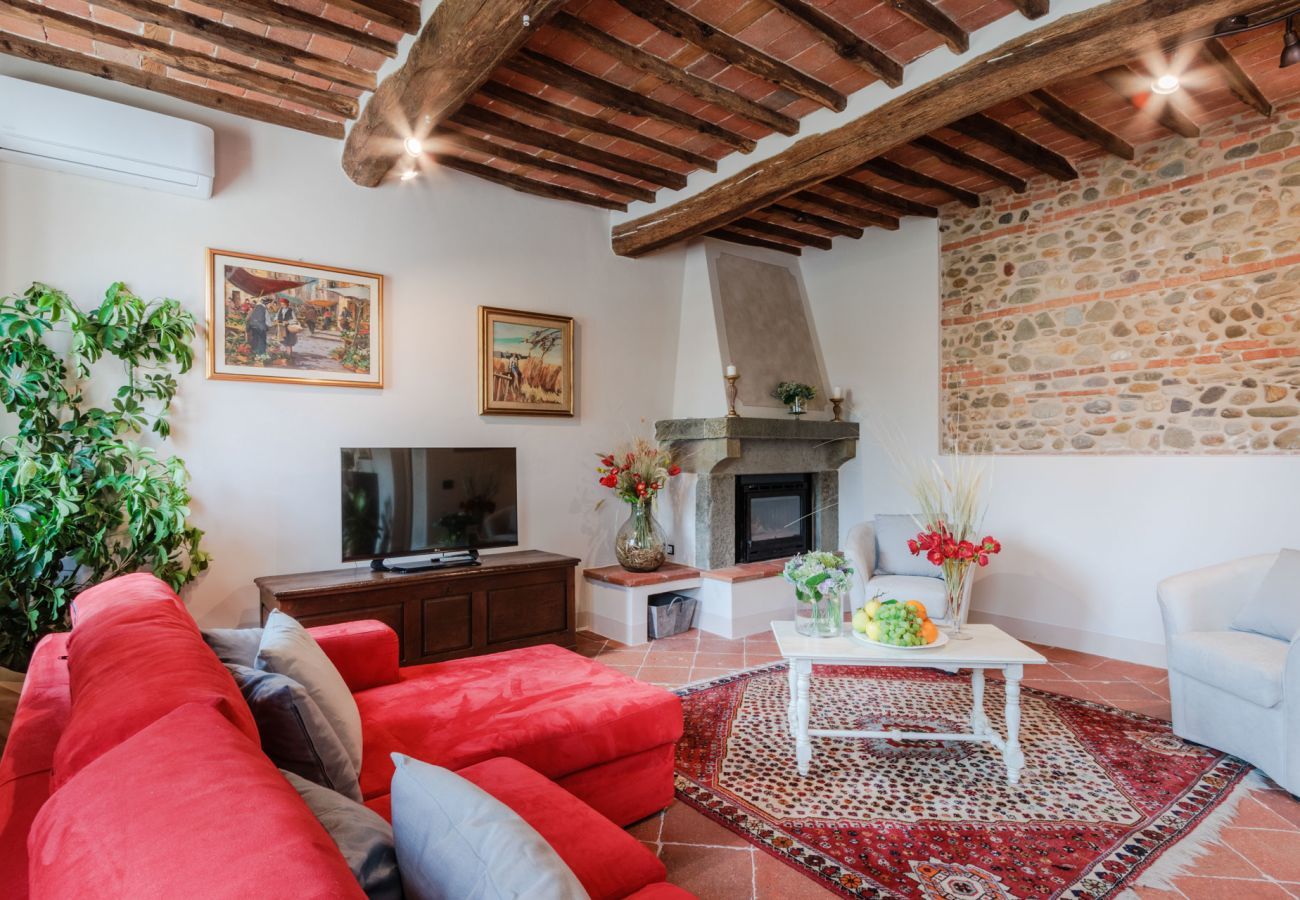 Villa a Gragnano - Villa Papari, Smart Convenient Farmhouse on the Lucca Hills