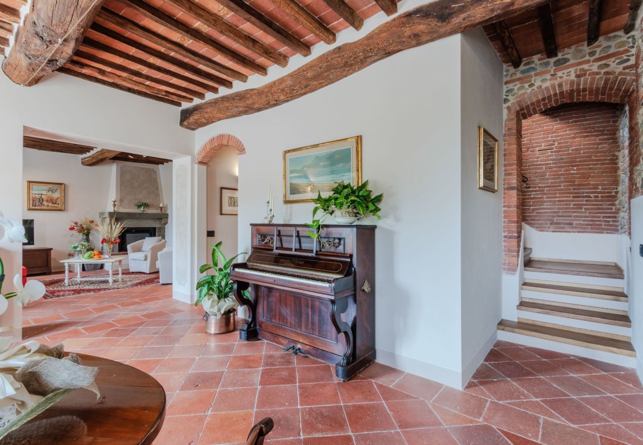 Villa a Gragnano - Villa Papari, Smart Convenient Farmhouse on the Lucca Hills