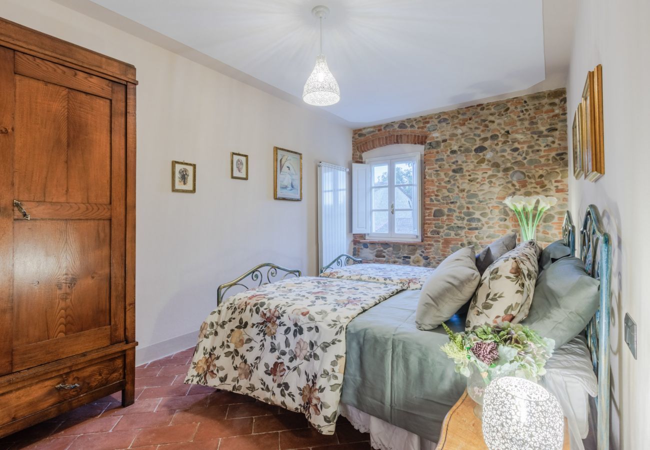 Villa a Gragnano - Villa Papari, Smart Convenient Farmhouse on the Lucca Hills