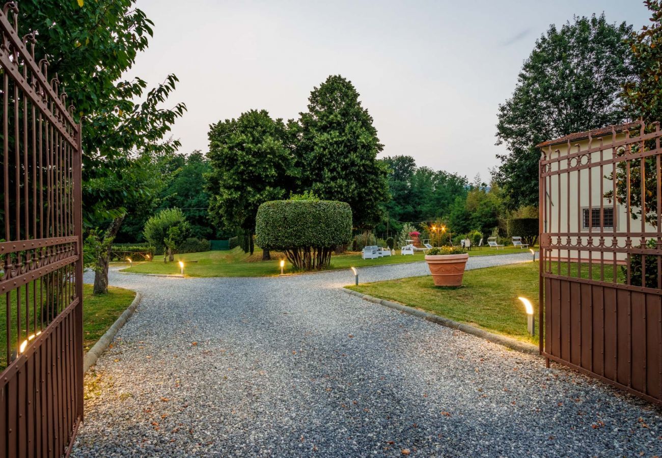 Villa a Gragnano - Villa Papari, Smart Convenient Farmhouse on the Lucca Hills