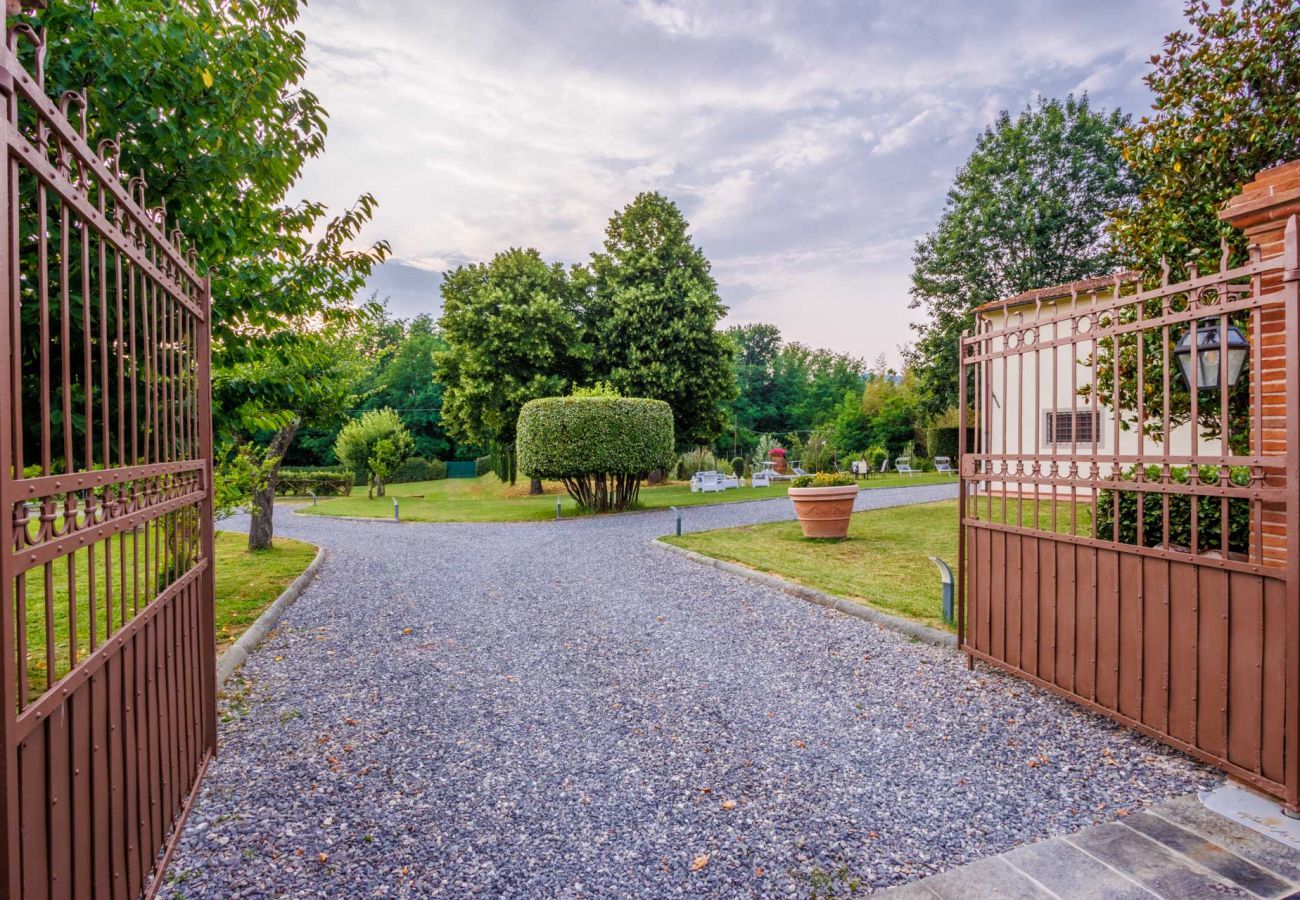 Villa a Gragnano - Villa Papari, Smart Convenient Farmhouse on the Lucca Hills