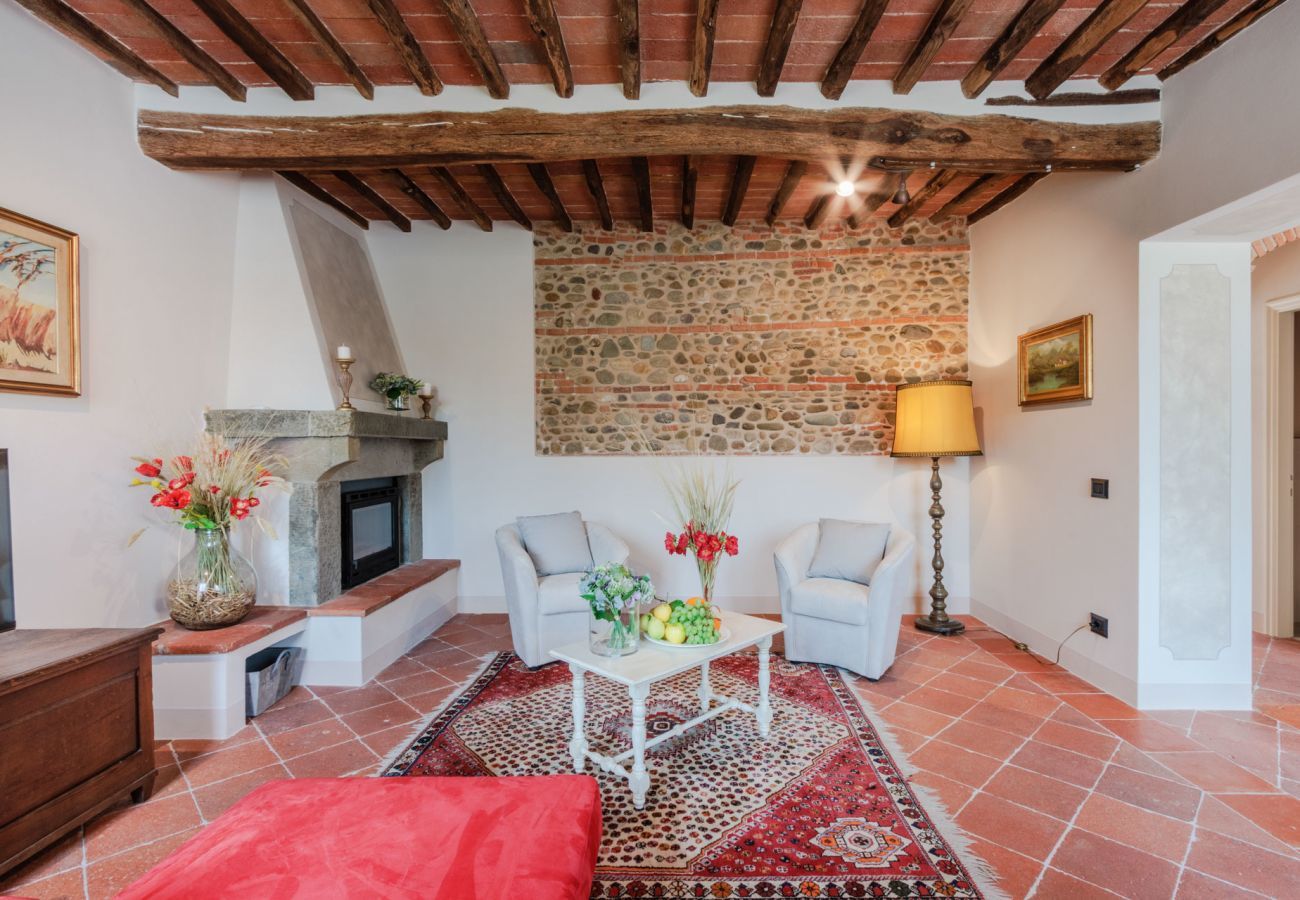 Villa a Gragnano - Villa Papari, Smart Convenient Farmhouse on the Lucca Hills