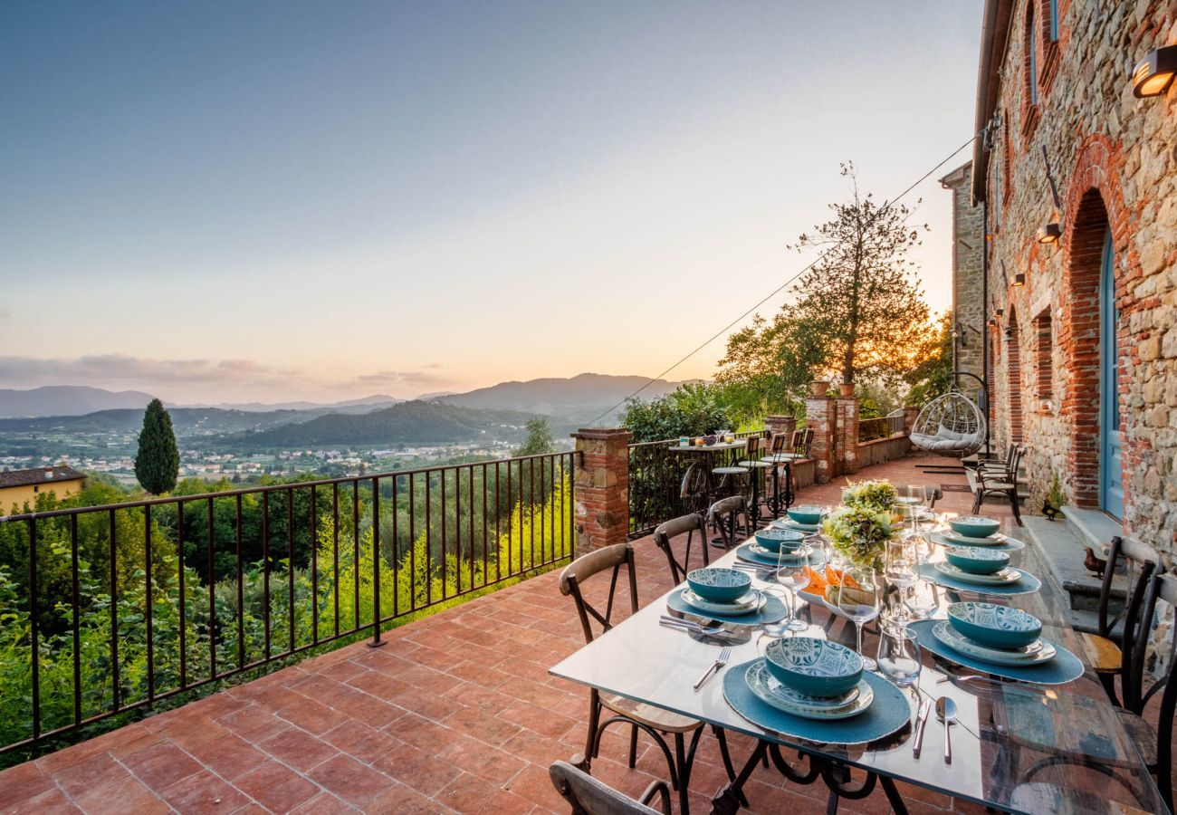 Villa a Lucca - Villa Alice, panoramic stone farmhouse to sleep 10 with pool in Lucca