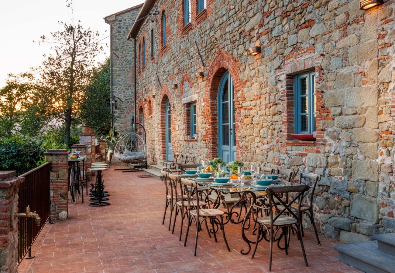 Villa a Lucca - Villa Alice, panoramic stone farmhouse to sleep 10 with pool in Lucca