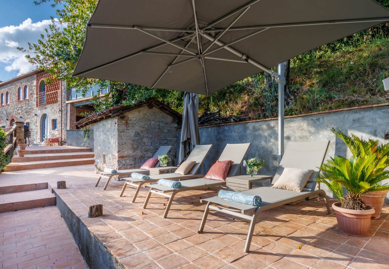 Villa a Lucca - Villa Alice, panoramic stone farmhouse to sleep 10 with pool in Lucca