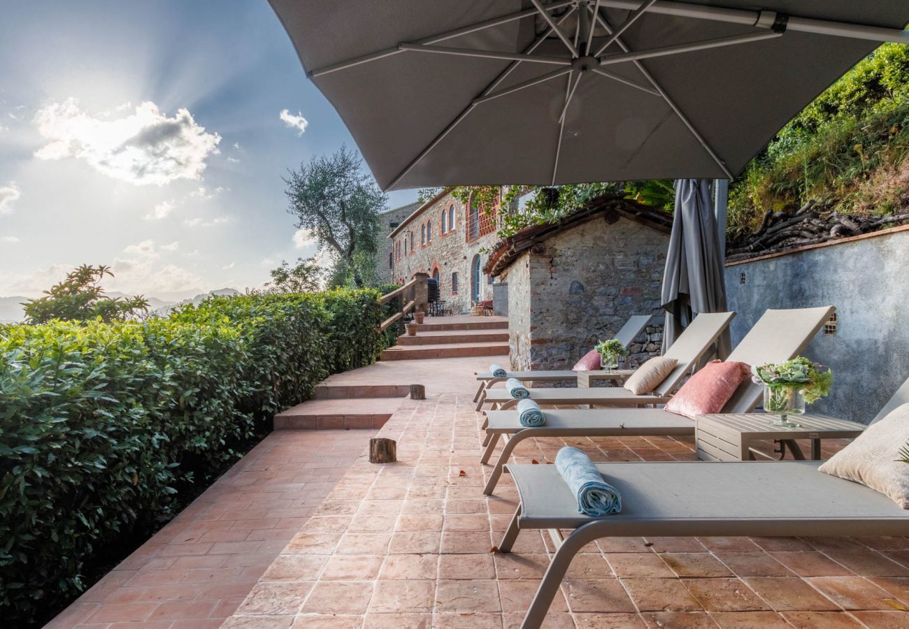 Villa a Lucca - Villa Alice, panoramic stone farmhouse to sleep 10 with pool in Lucca