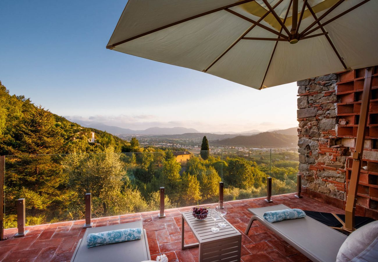 Villa a Lucca - Villa Alice, panoramic stone farmhouse to sleep 10 with pool in Lucca