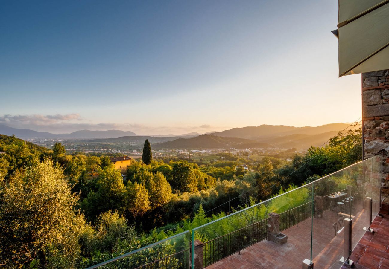 Villa a Lucca - Villa Alice, panoramic stone farmhouse to sleep 10 with pool in Lucca