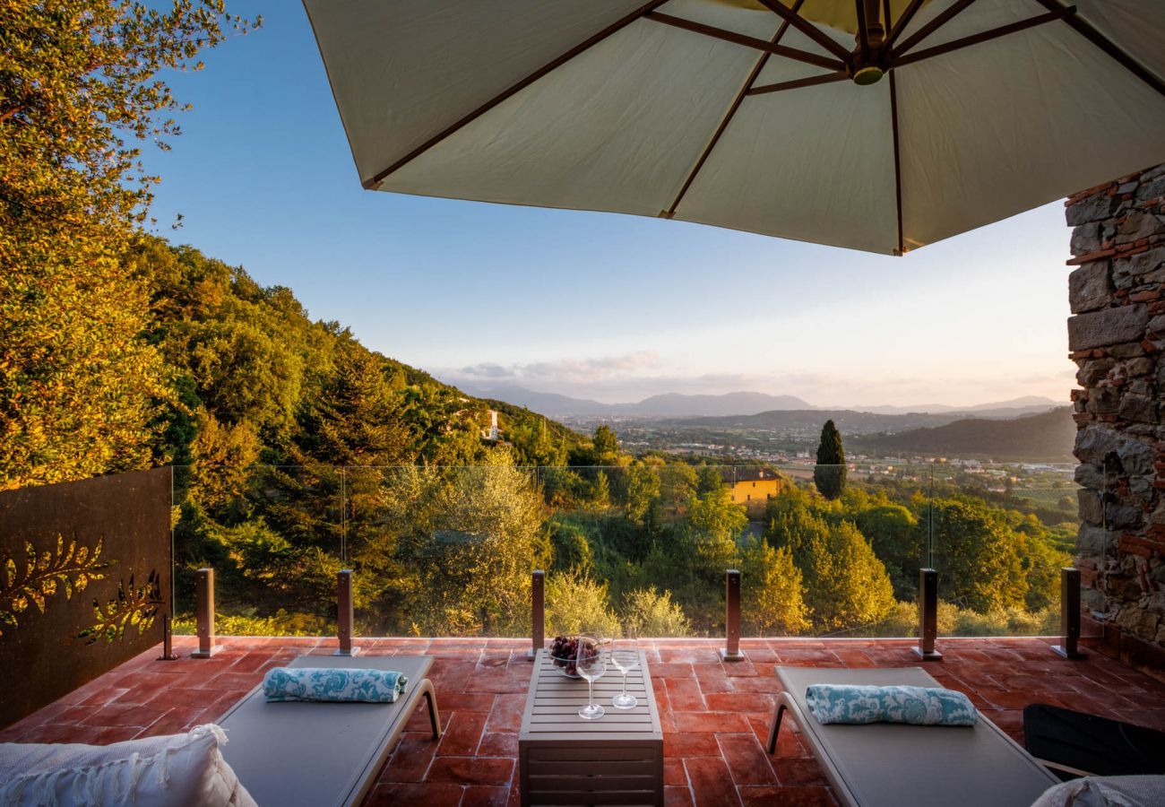 Villa a Lucca - Villa Alice, panoramic stone farmhouse to sleep 10 with pool in Lucca