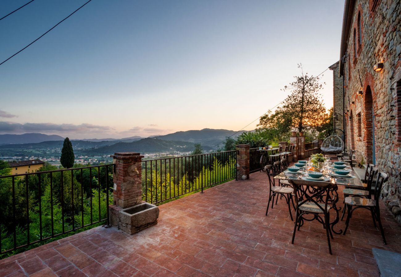 Villa a Lucca - Villa Alice, panoramic stone farmhouse to sleep 10 with pool in Lucca