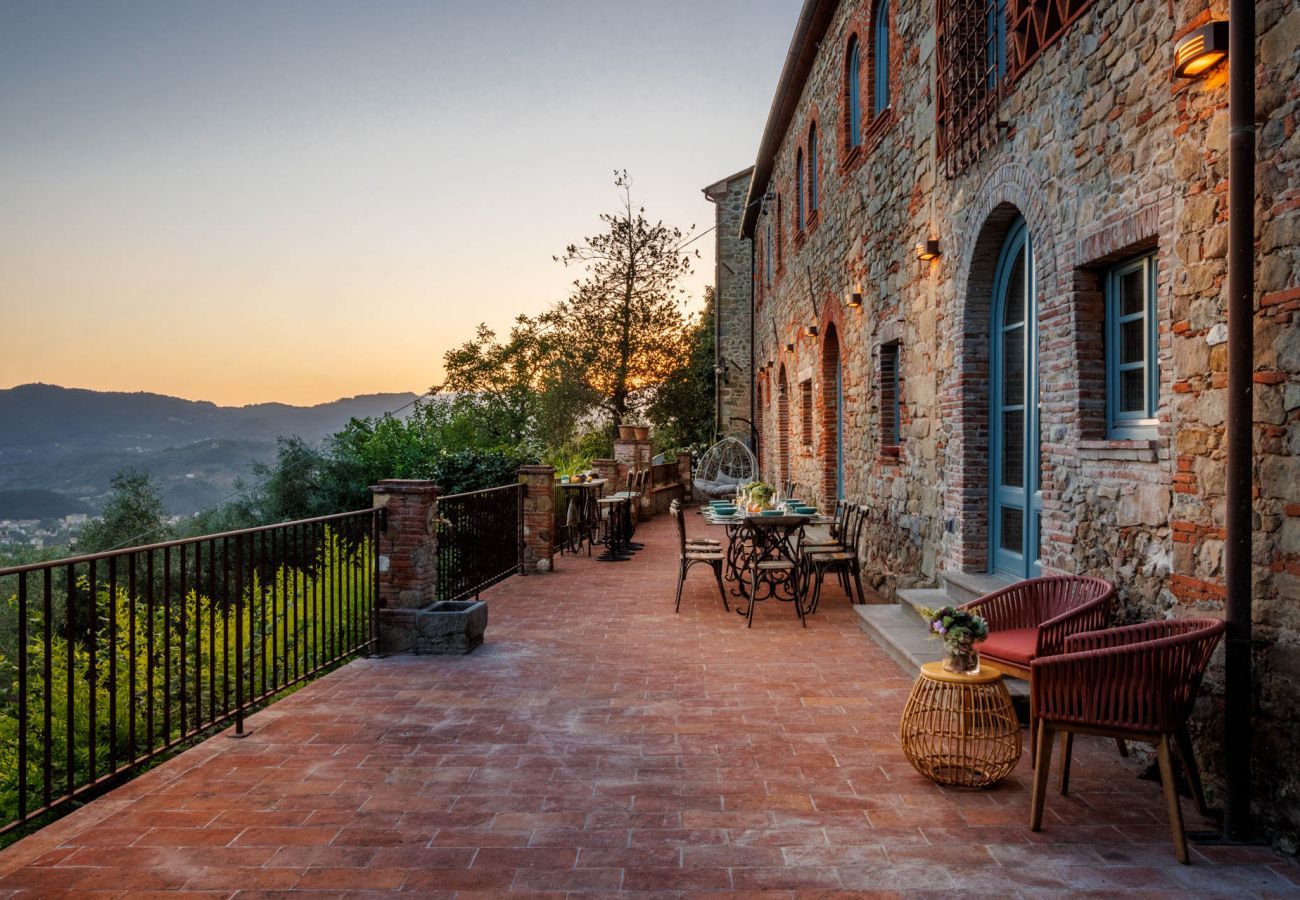 Villa a Lucca - Villa Alice, panoramic stone farmhouse to sleep 10 with pool in Lucca