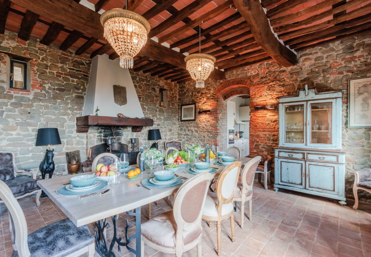 Villa a Lucca - Villa Alice, panoramic stone farmhouse to sleep 10 with pool in Lucca