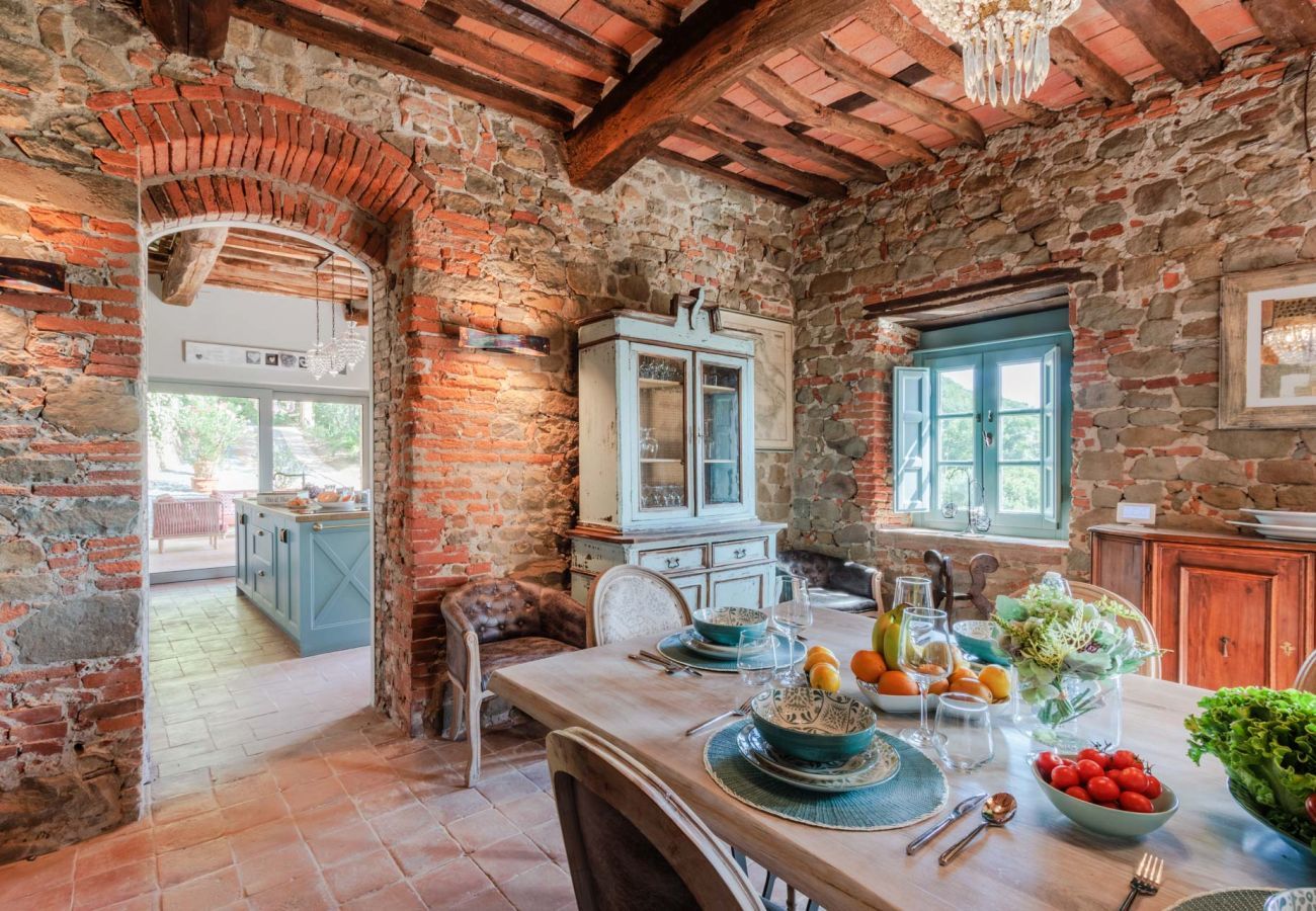 Villa a Lucca - Villa Alice, panoramic stone farmhouse to sleep 10 with pool in Lucca