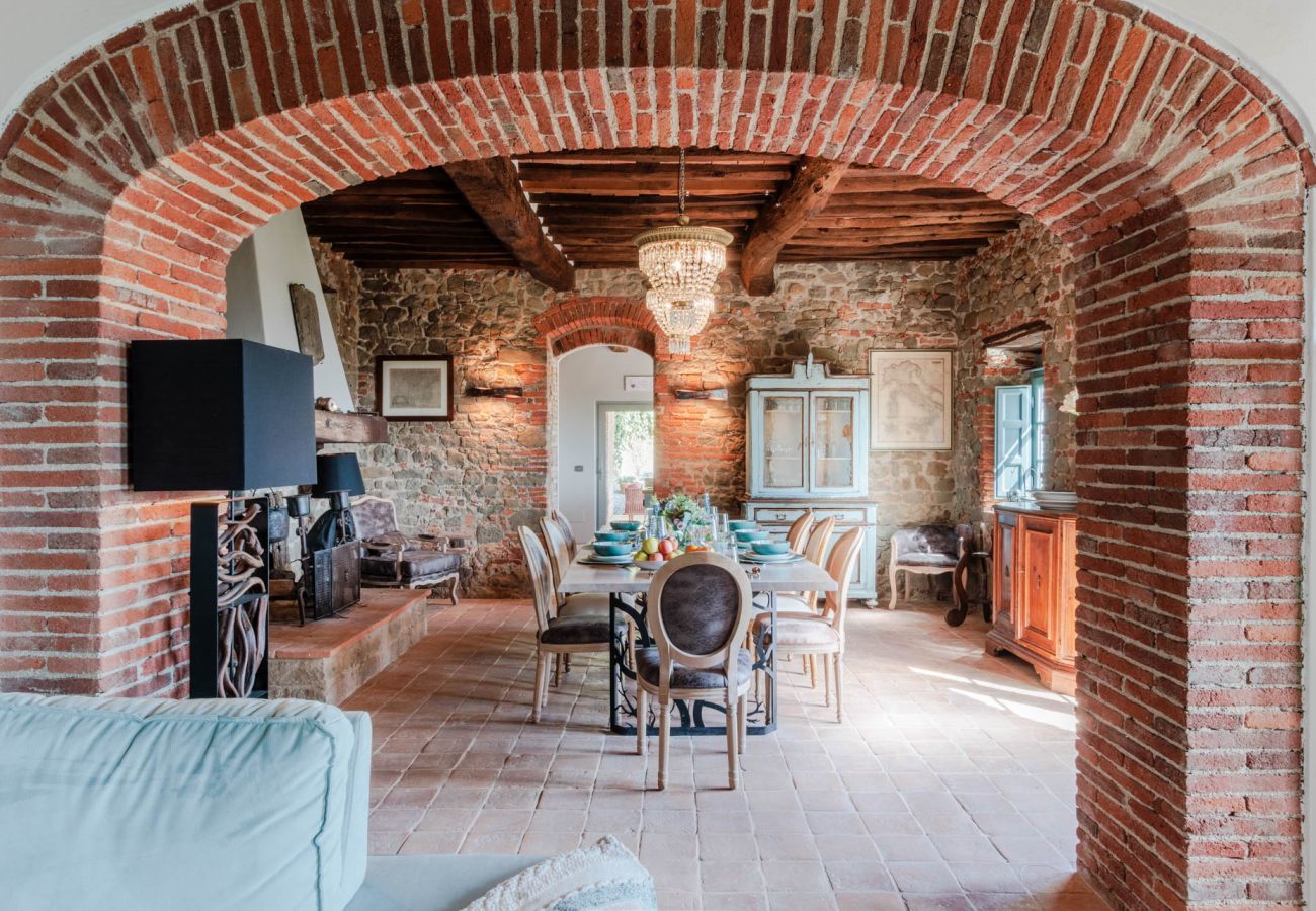 Villa a Lucca - Villa Alice, panoramic stone farmhouse to sleep 10 with pool in Lucca