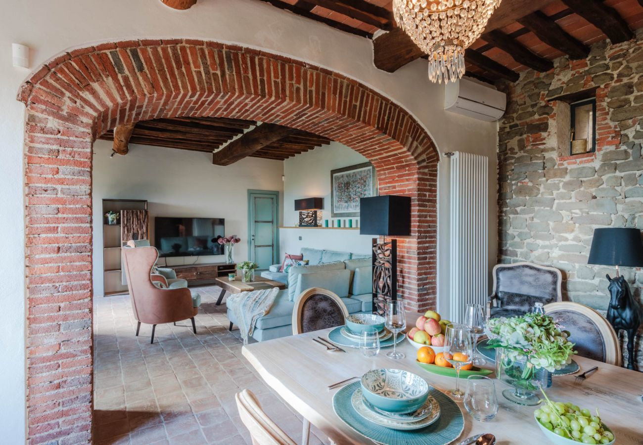 Villa a Lucca - Villa Alice, panoramic stone farmhouse to sleep 10 with pool in Lucca