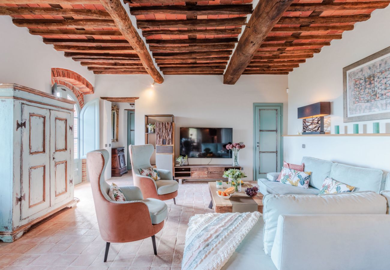 Villa a Lucca - Villa Alice, panoramic stone farmhouse to sleep 10 with pool in Lucca