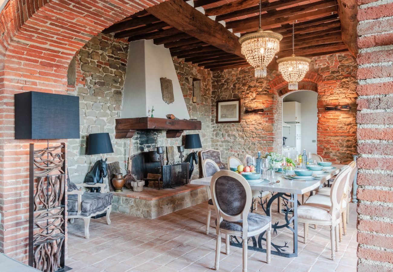 Villa a Lucca - Villa Alice, panoramic stone farmhouse to sleep 10 with pool in Lucca