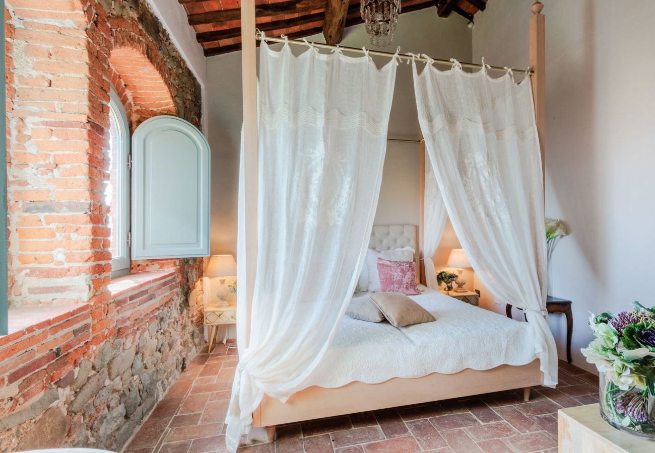 Villa a Lucca - Villa Alice, panoramic stone farmhouse to sleep 10 with pool in Lucca