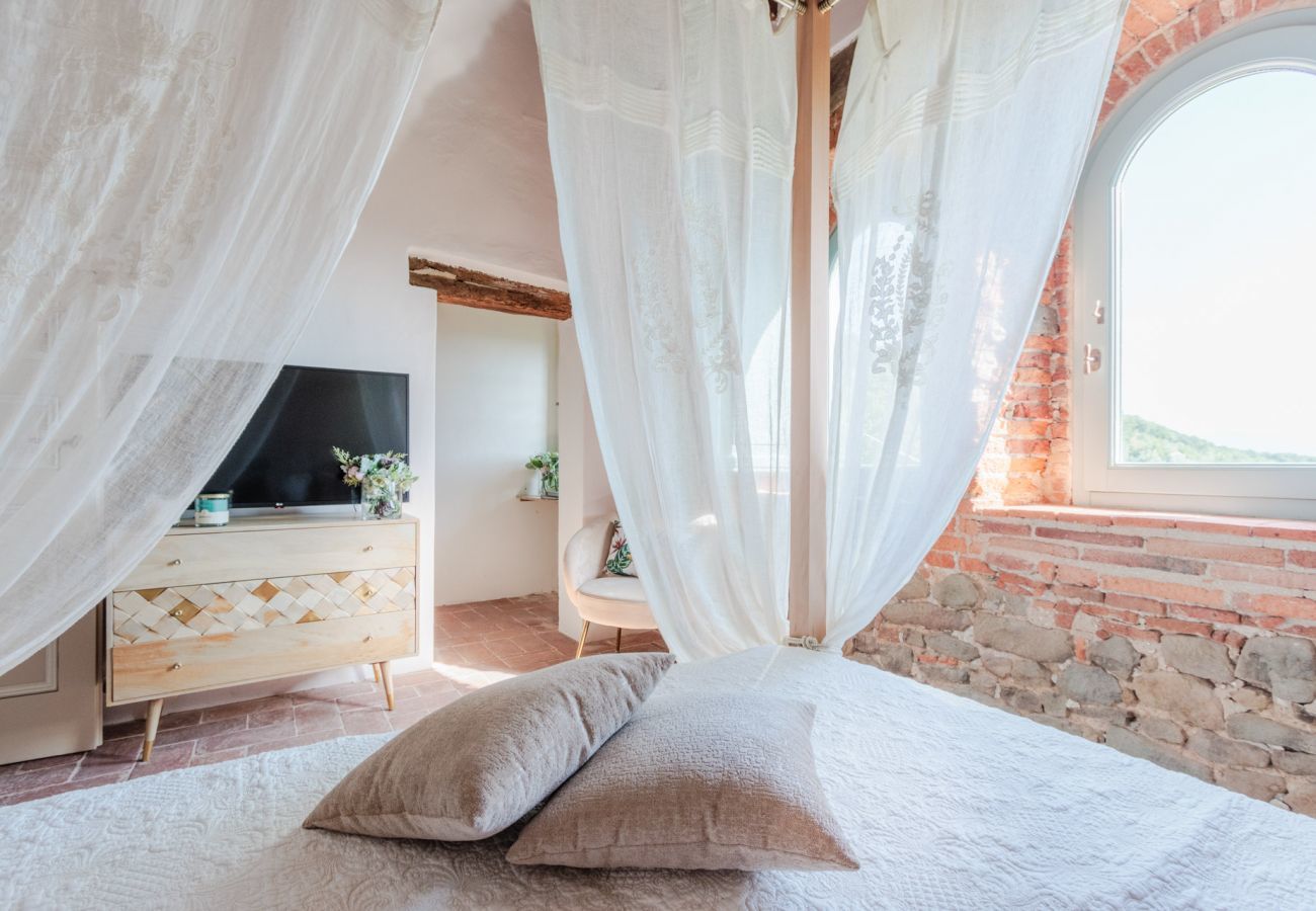 Villa a Lucca - Villa Alice, panoramic stone farmhouse to sleep 10 with pool in Lucca