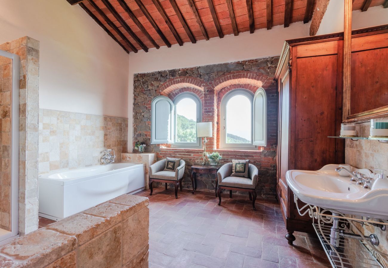 Villa a Lucca - Villa Alice, panoramic stone farmhouse to sleep 10 with pool in Lucca