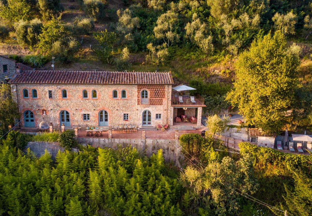 Villa a Lucca - Villa Alice, panoramic stone farmhouse to sleep 10 with pool in Lucca