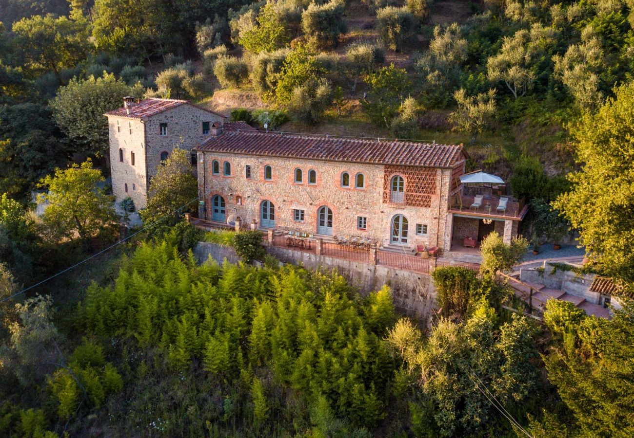 Villa a Lucca - Villa Alice, panoramic stone farmhouse to sleep 10 with pool in Lucca