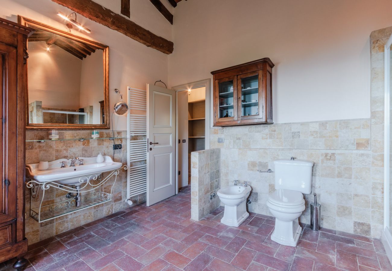 Villa a Lucca - Villa Alice, panoramic stone farmhouse to sleep 10 with pool in Lucca