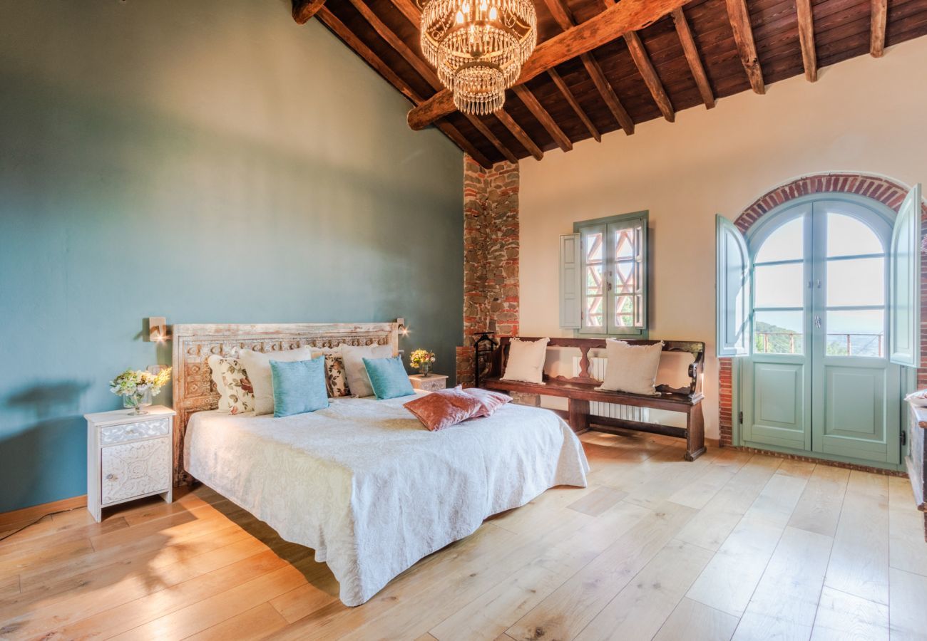 Villa a Lucca - Villa Alice, panoramic stone farmhouse to sleep 10 with pool in Lucca