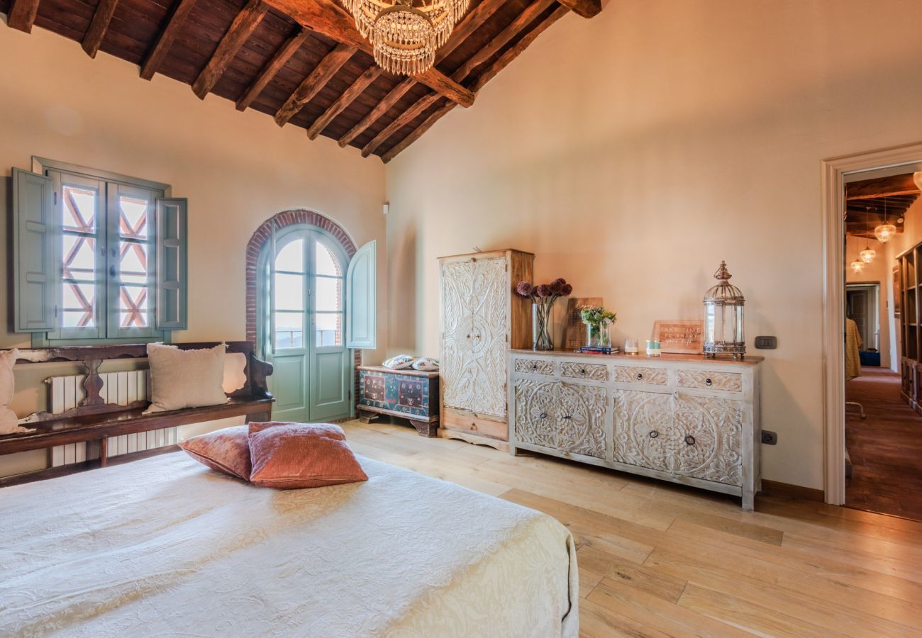 Villa a Lucca - Villa Alice, panoramic stone farmhouse to sleep 10 with pool in Lucca