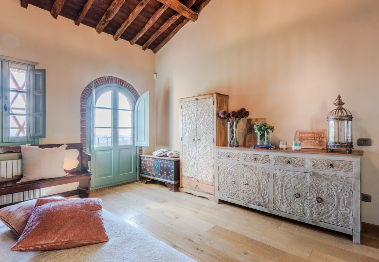 Villa a Lucca - Villa Alice, panoramic stone farmhouse to sleep 10 with pool in Lucca