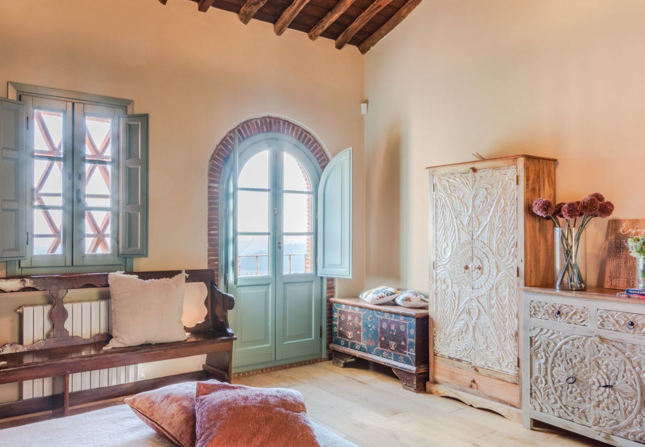 Villa a Lucca - Villa Alice, panoramic stone farmhouse to sleep 10 with pool in Lucca