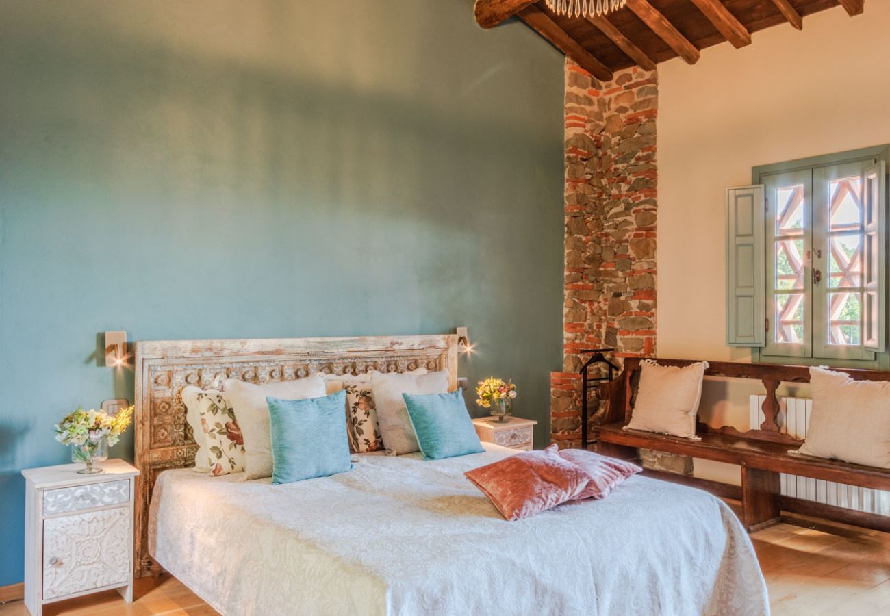 Villa a Lucca - Villa Alice, panoramic stone farmhouse to sleep 10 with pool in Lucca