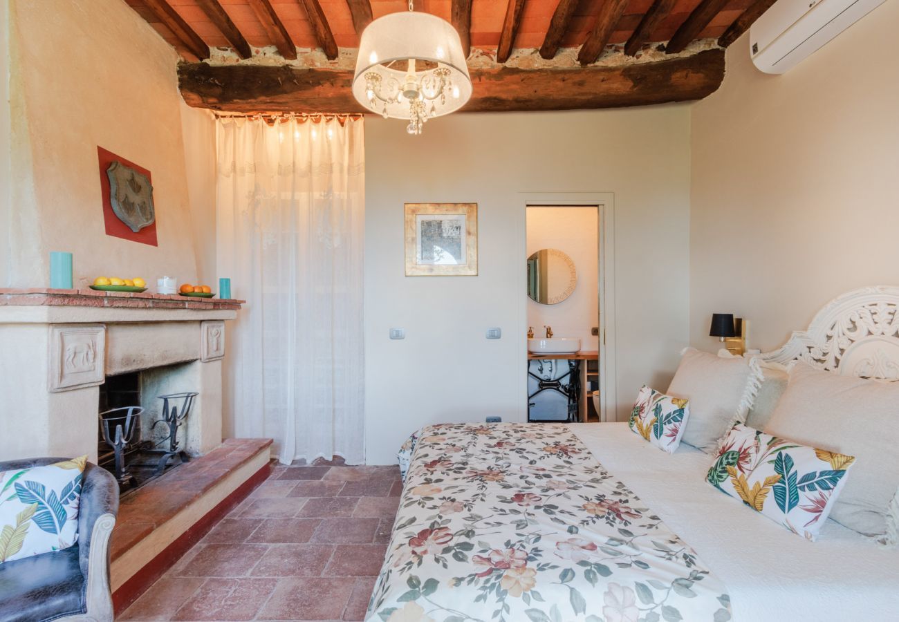 Villa a Lucca - Villa Alice, panoramic stone farmhouse to sleep 10 with pool in Lucca