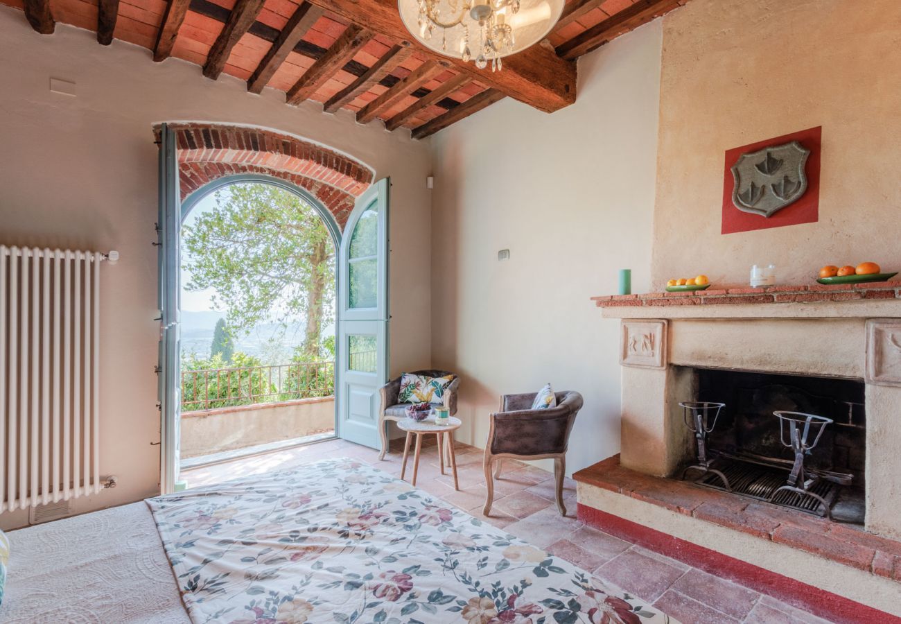 Villa a Lucca - Villa Alice, panoramic stone farmhouse to sleep 10 with pool in Lucca