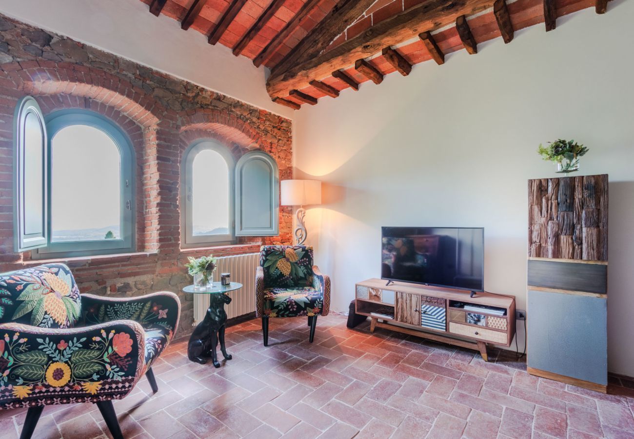 Villa a Lucca - Villa Alice, panoramic stone farmhouse to sleep 10 with pool in Lucca