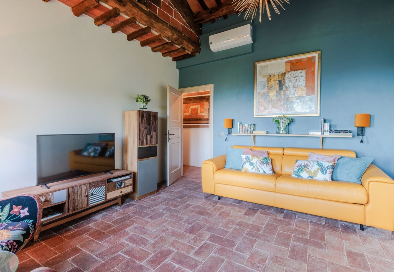 Villa a Lucca - Villa Alice, panoramic stone farmhouse to sleep 10 with pool in Lucca