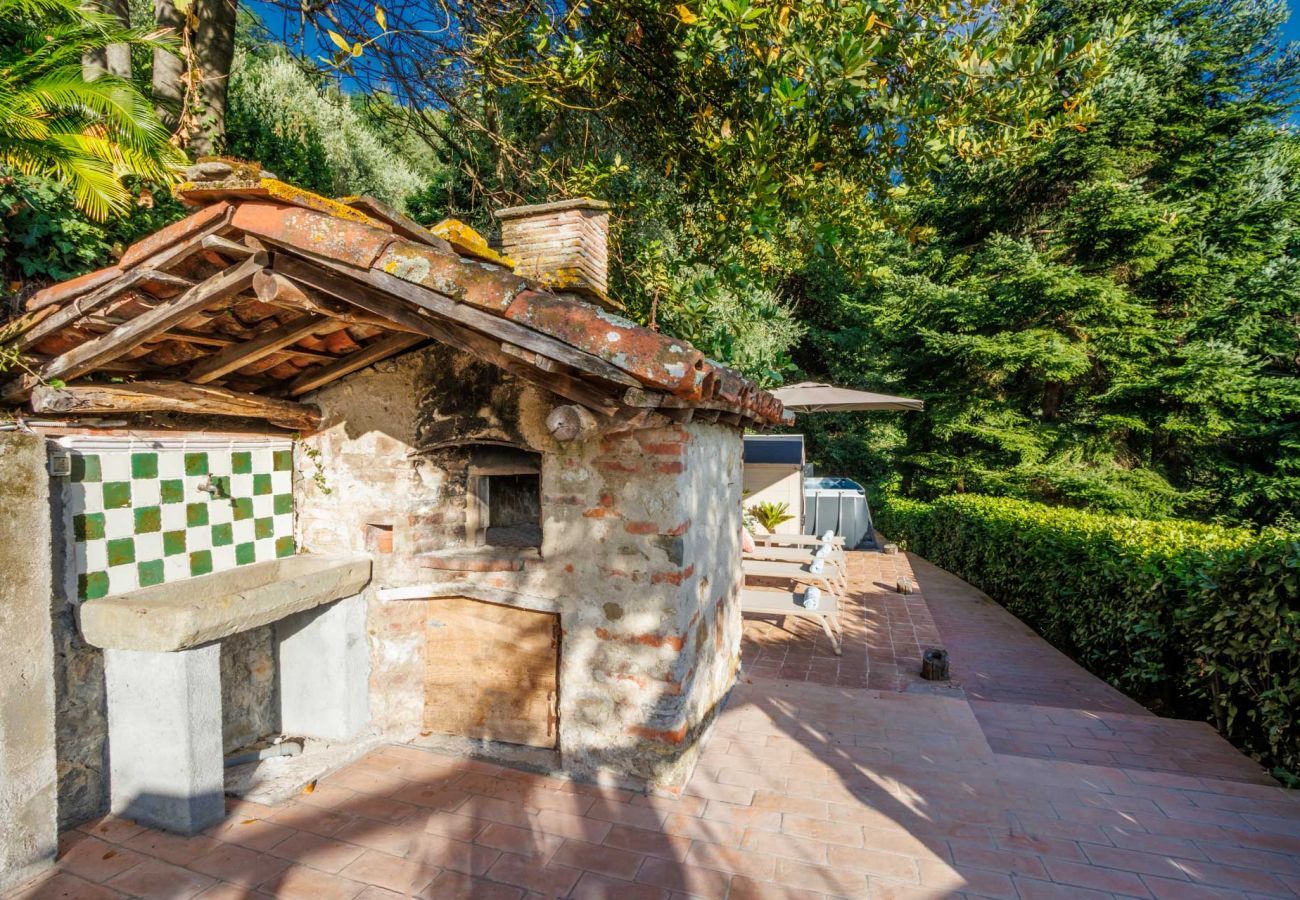 Villa a Lucca - Villa Alice, panoramic stone farmhouse to sleep 10 with pool in Lucca