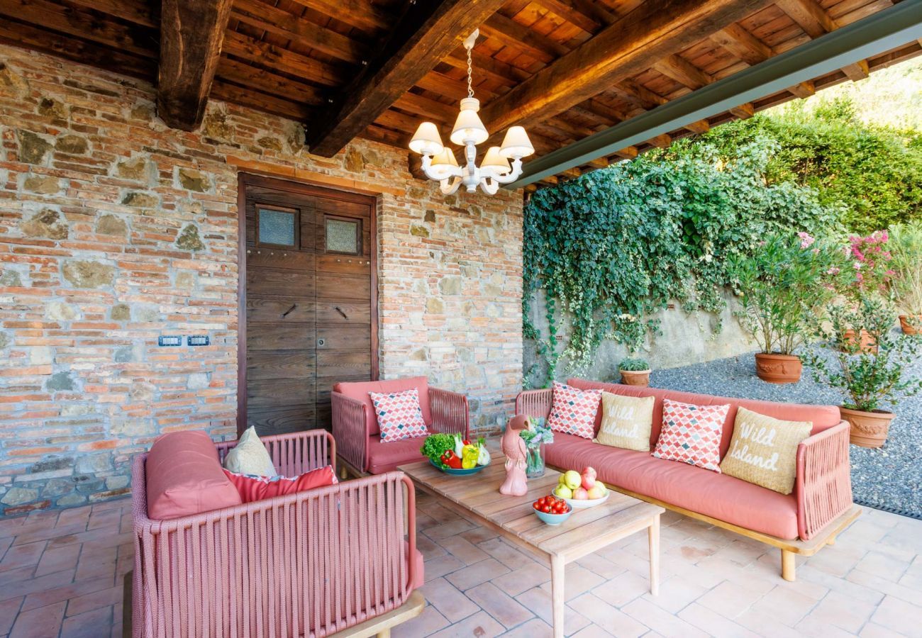 Villa a Lucca - Villa Alice, panoramic stone farmhouse to sleep 10 with pool in Lucca