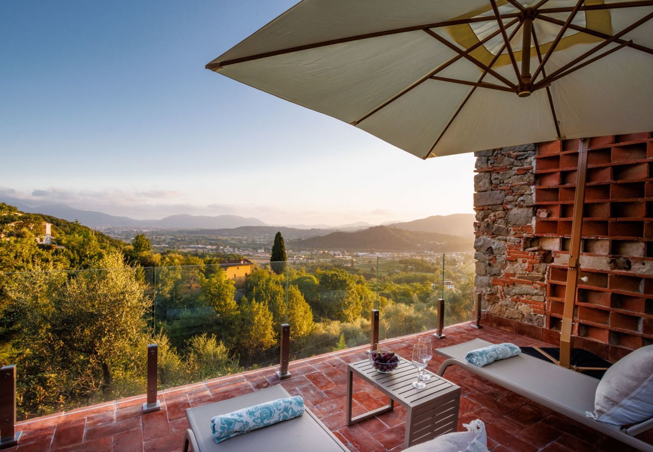 Villa a Lucca - Villa Alice, panoramic stone farmhouse to sleep 10 with pool in Lucca