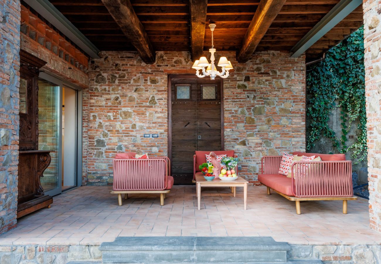 Villa a Lucca - Villa Alice, panoramic stone farmhouse to sleep 10 with pool in Lucca