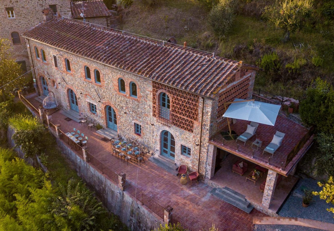 Villa a Lucca - Villa Alice, panoramic stone farmhouse to sleep 10 with pool in Lucca