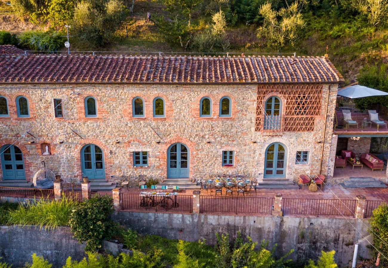 Villa a Lucca - Villa Alice, panoramic stone farmhouse to sleep 10 with pool in Lucca