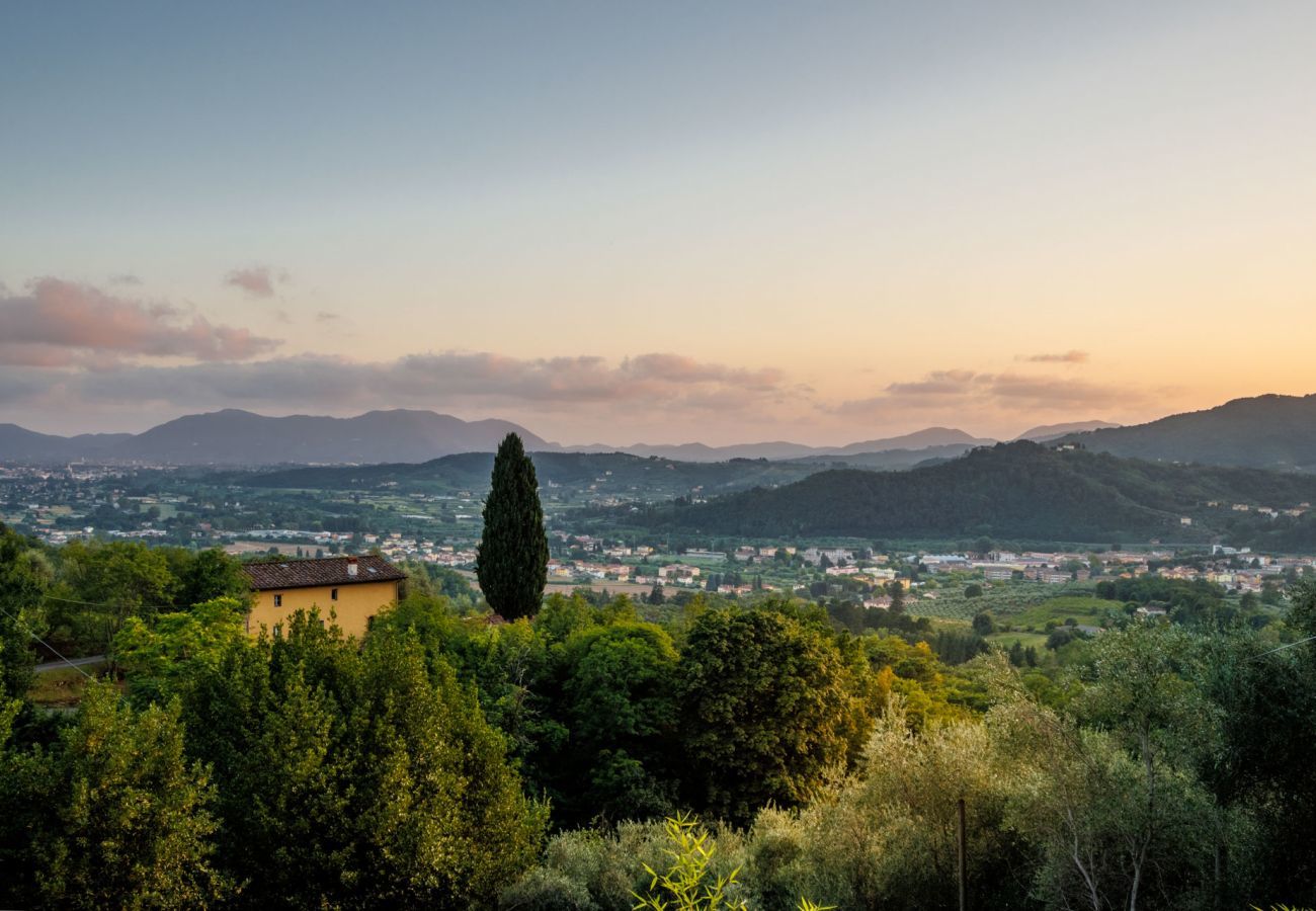 Villa a Lucca - Villa Alice, panoramic stone farmhouse to sleep 10 with pool in Lucca