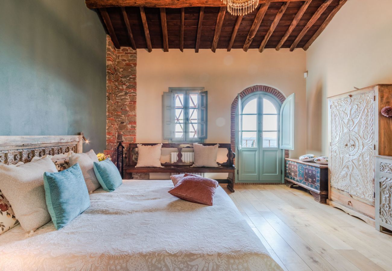 Villa a Lucca - Villa Alice, panoramic stone farmhouse to sleep 10 with pool in Lucca