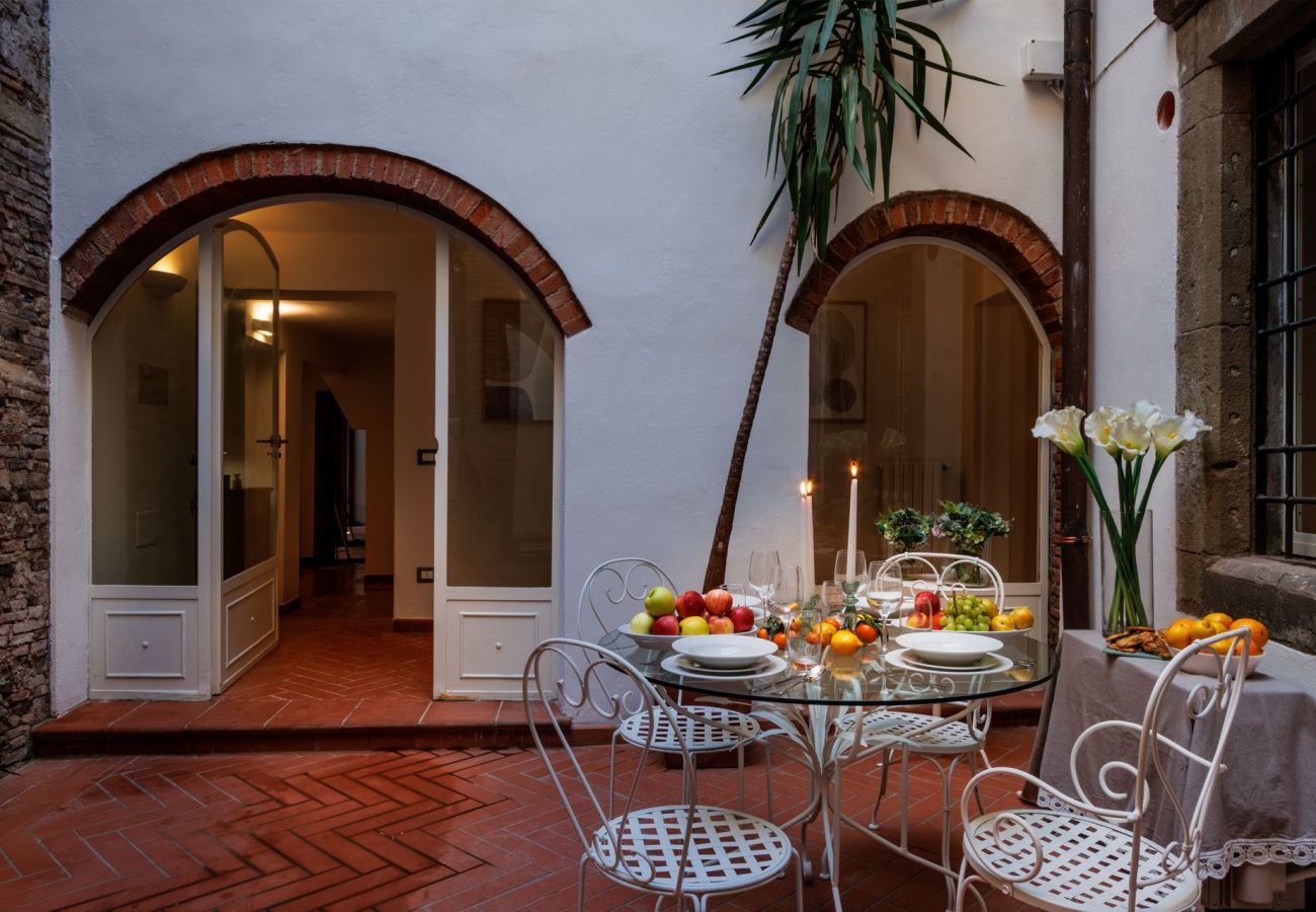 Appartamento a Lucca - Casa Al Dipinto, an Apartment with Garden